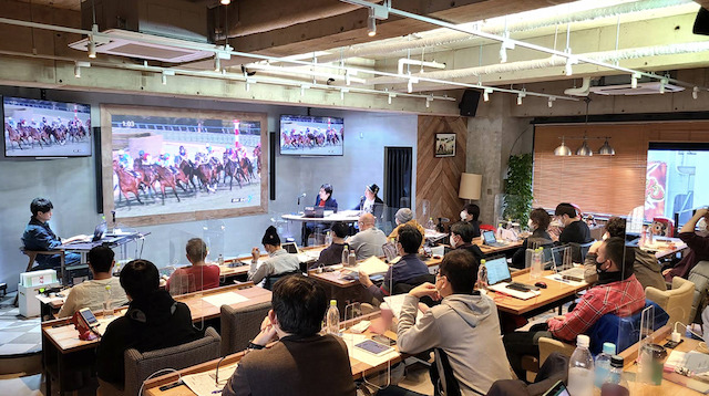 亀谷競馬サロンの様子