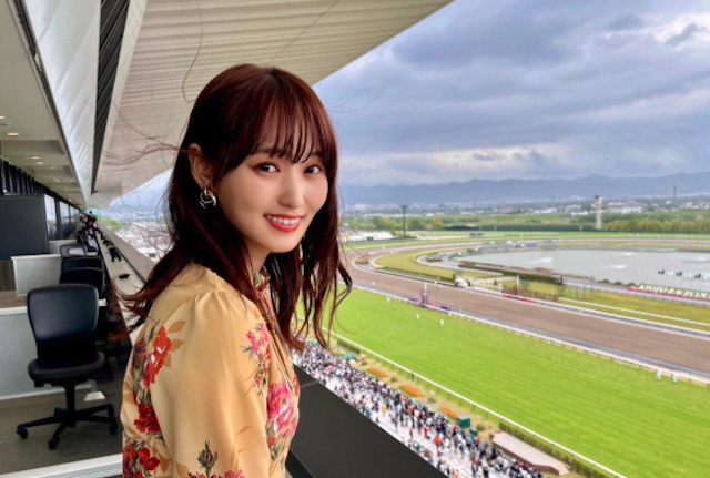 競馬場にいる菅井友香さん