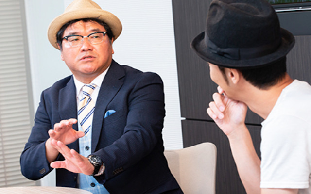 競馬予想をするカンニング竹山