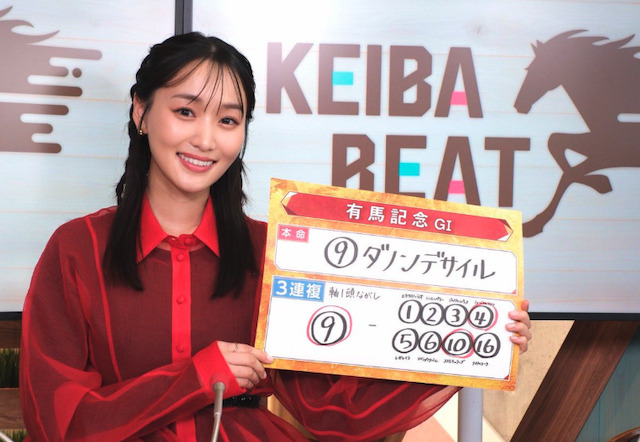 競馬予想をする菅井友香さん