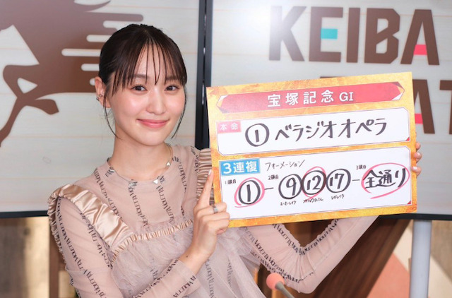 競馬予想をする菅井友香さん